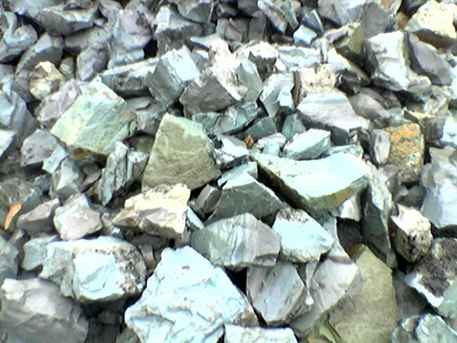 Кипящие камни. Цеолит минерал. Природный камень цеолит. Камень цеолит в природе. Цеолит фото.